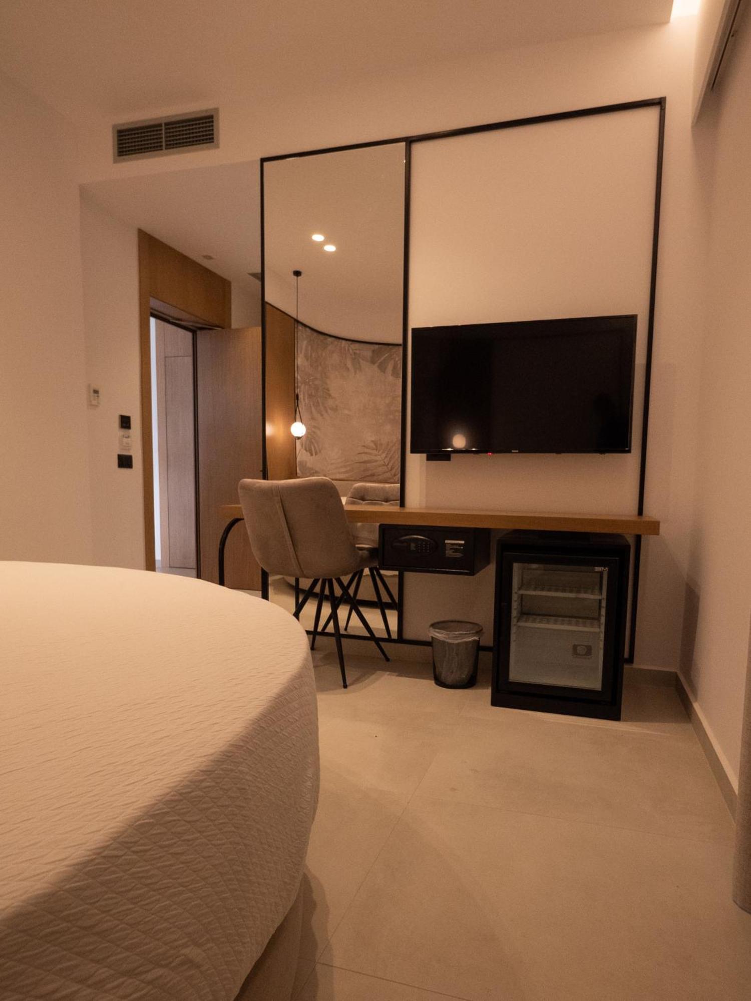 Colosseum Hotel Ksamil Exterior photo